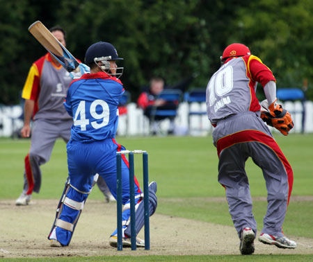 Oliver Pitcher plays a cut against John Davison