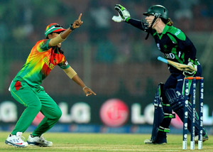 Bangladesh appeal successfully for lbw against Ireland captain Isobel Joyce.